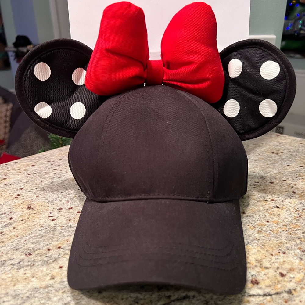 Disneys Minnie Mouse women’s snap back hat